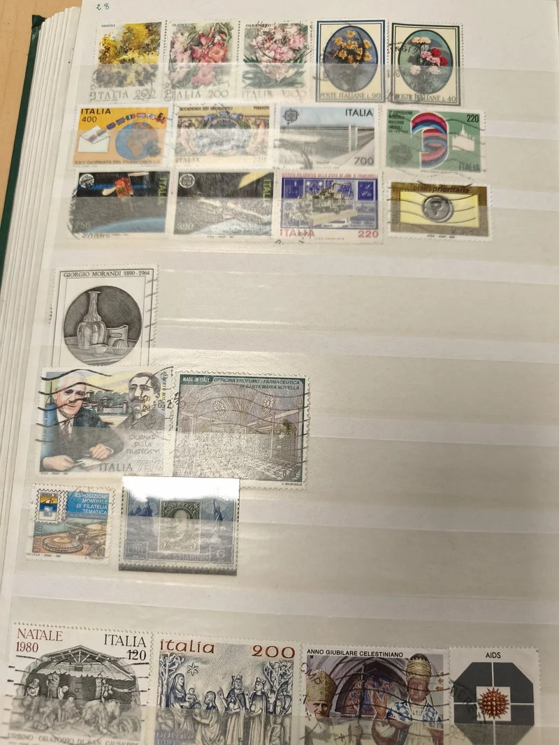 Lot de timbres poste italiens oblitérés, motifs variés, fleurs et personnages