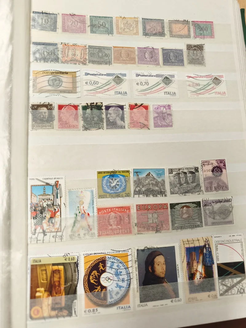 Lot de timbres poste italiens multicolores, divers formats et valeurs faciales