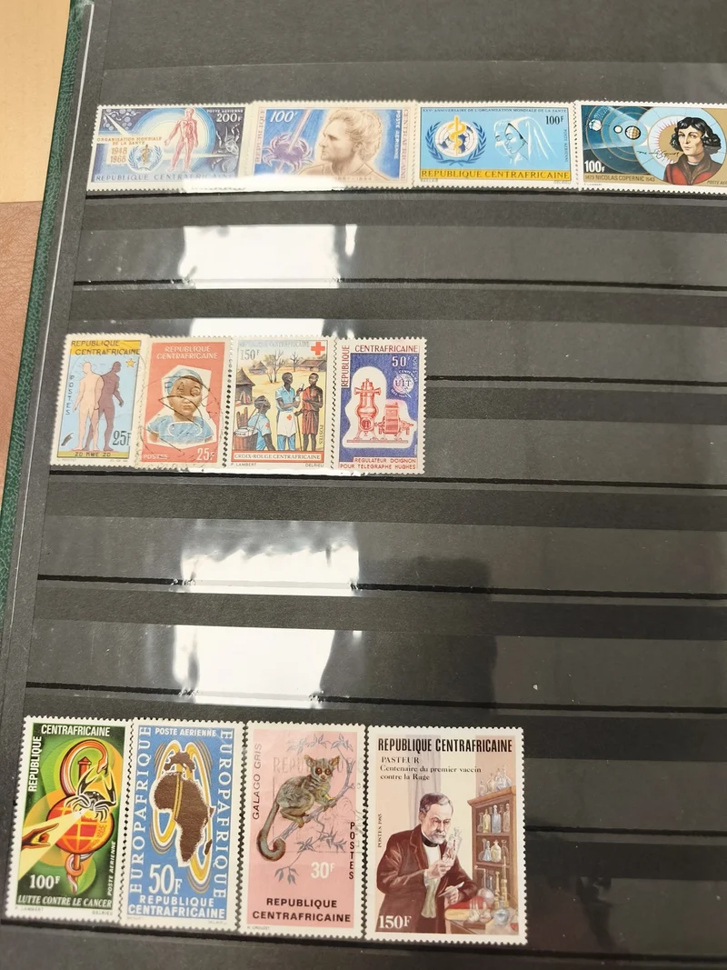 Lot de timbres République Centrafricaine thèmes santé science animaux (support e