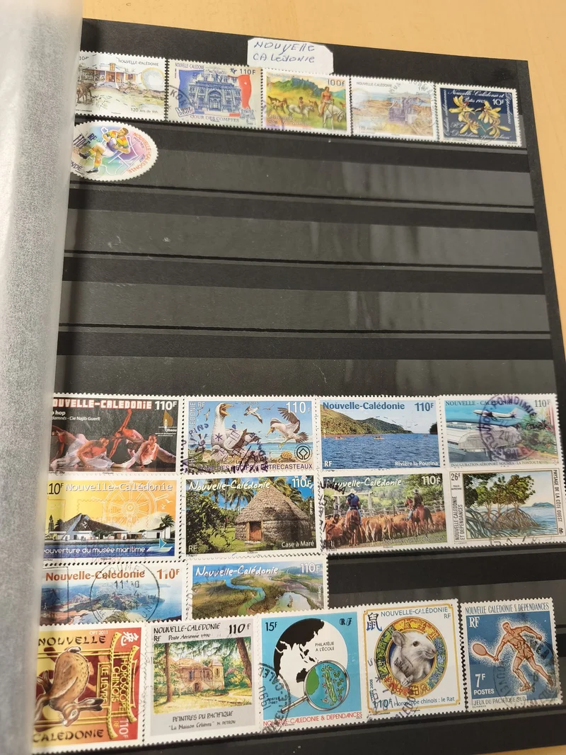 Lot de timbres Nouvelle-Calédonie multicolores, thèmes variés, d?occasion