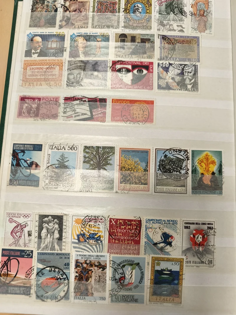 Lot timbres Italie oblitérés, thèmes variés, couleurs multiples, support non inc