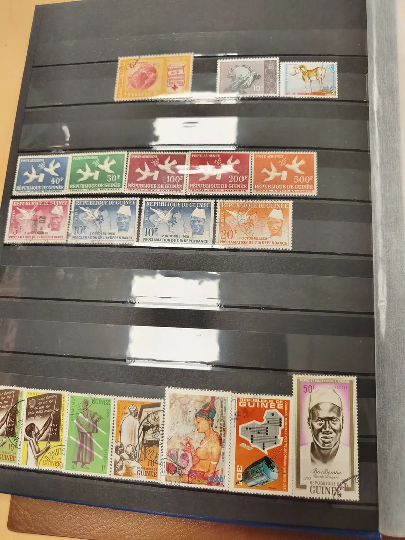 Lot de timbres Guinée multicolores thématiques, différents motifs, support non i