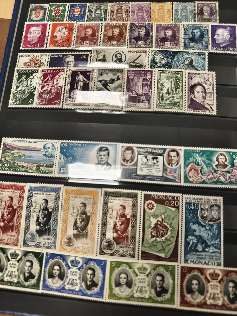 Lot de timbres Monaco multicolores, portraits et motifs variés, support non incl