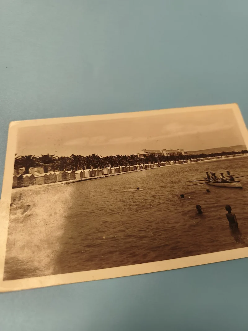 Carte postale ancienne CPA bord de mer, cabines, rameurs, ambiance vintage