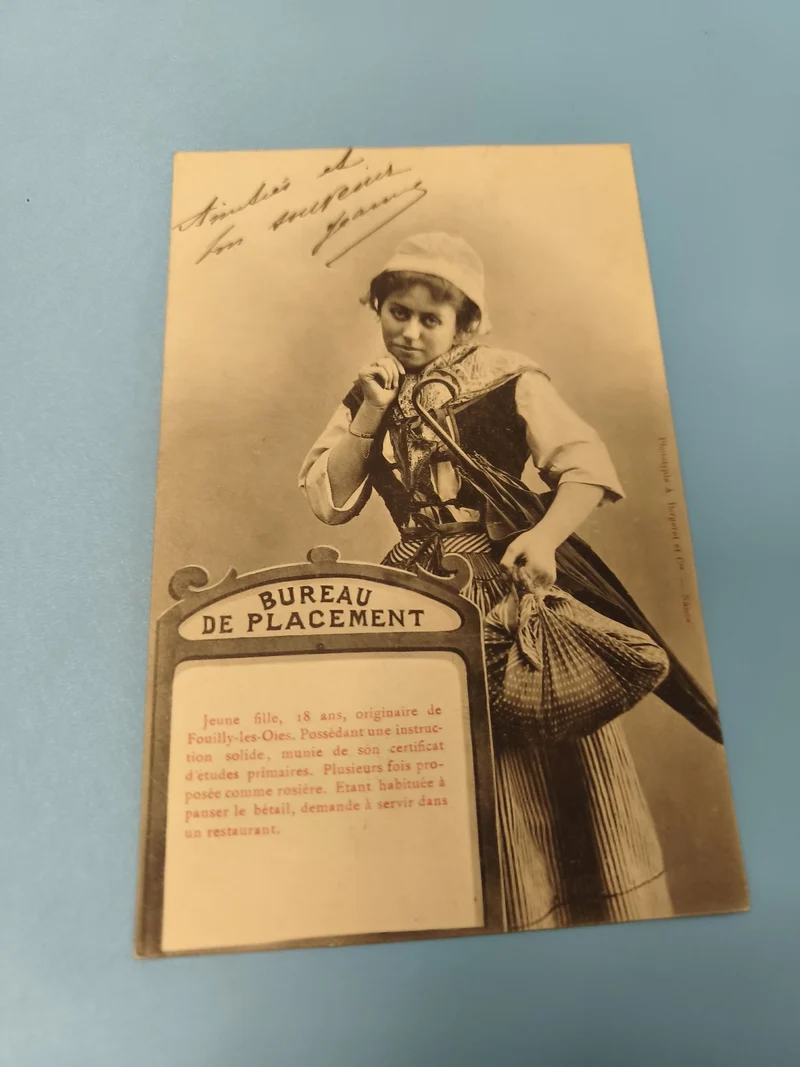 Carte postale ancienne Bureau de Placement jeune fille costume traditionnel