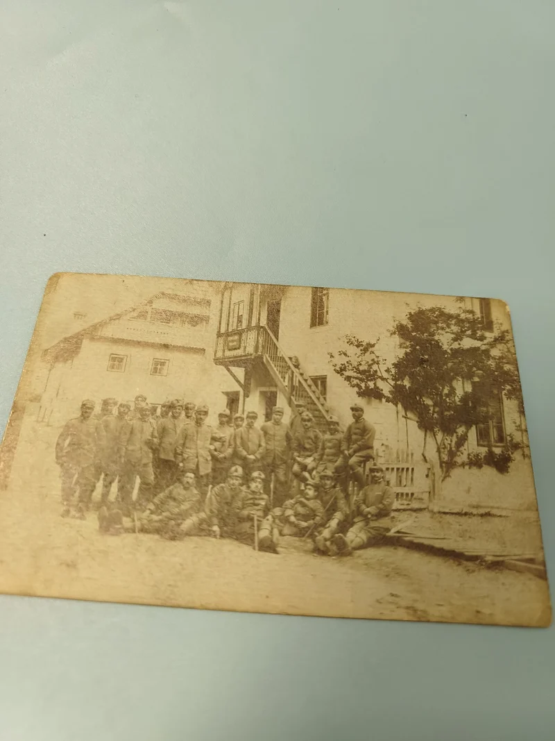 Carte postale ancienne CPA groupe militaires devant bâtiment vintage collection