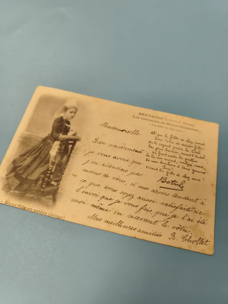 Carte postale ancienne CPA Jeune fille en prière Quimper Bretagne écrite