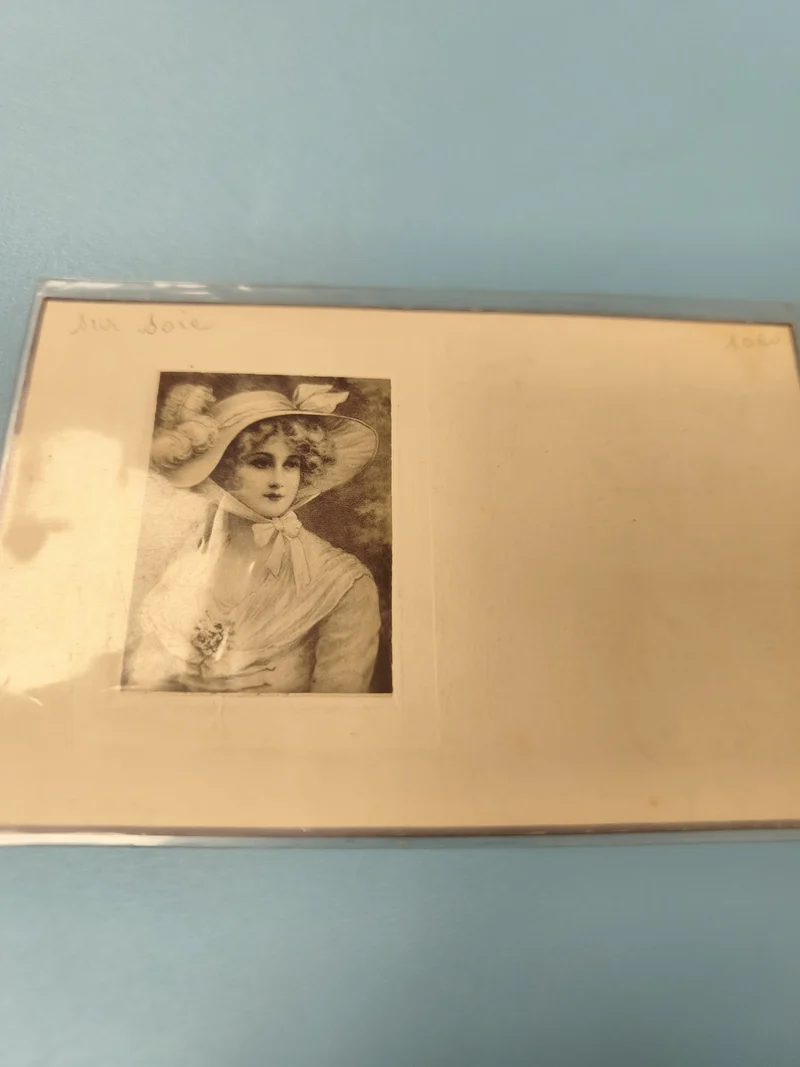 Carte postale ancienne CPA portrait femme chapeau style rétro collection