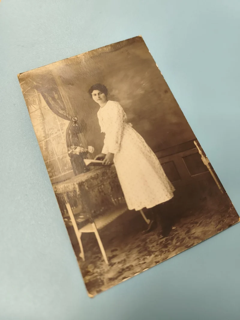 Carte postale ancienne CPA portrait femme robe blanche, photo sépia rétro