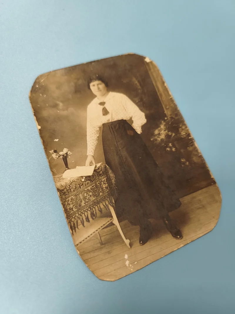 Carte postale ancienne CPA photo femme époque début XXe décor vintage