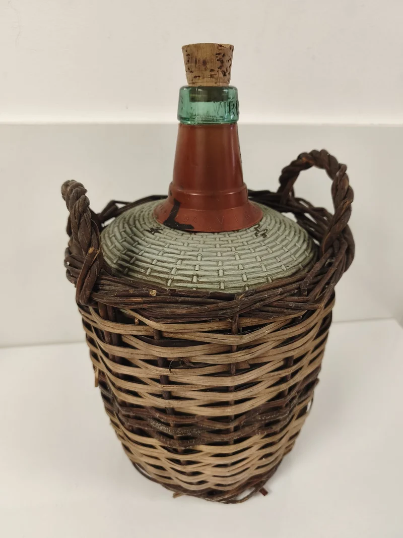 Ancienne dame-jeanne en verre vert avec panier osier, déco vintage rétro