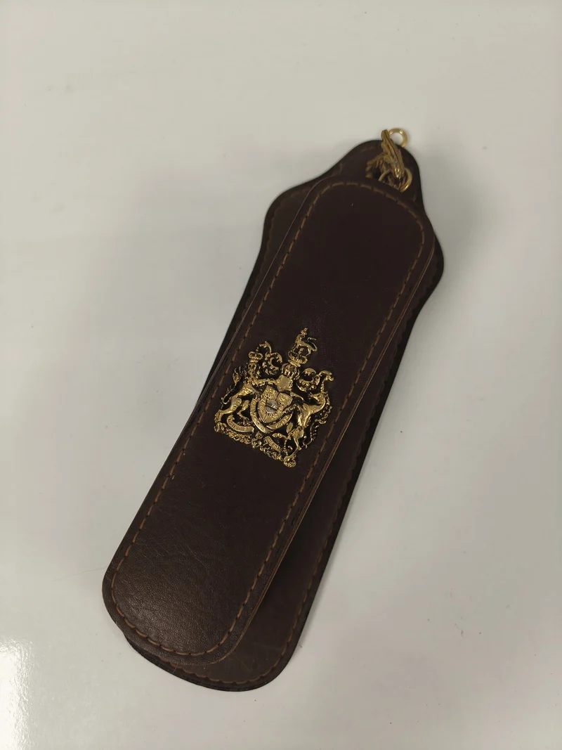 Brosse ancienne de collection, étui marron blason doré, accessoire vintage
