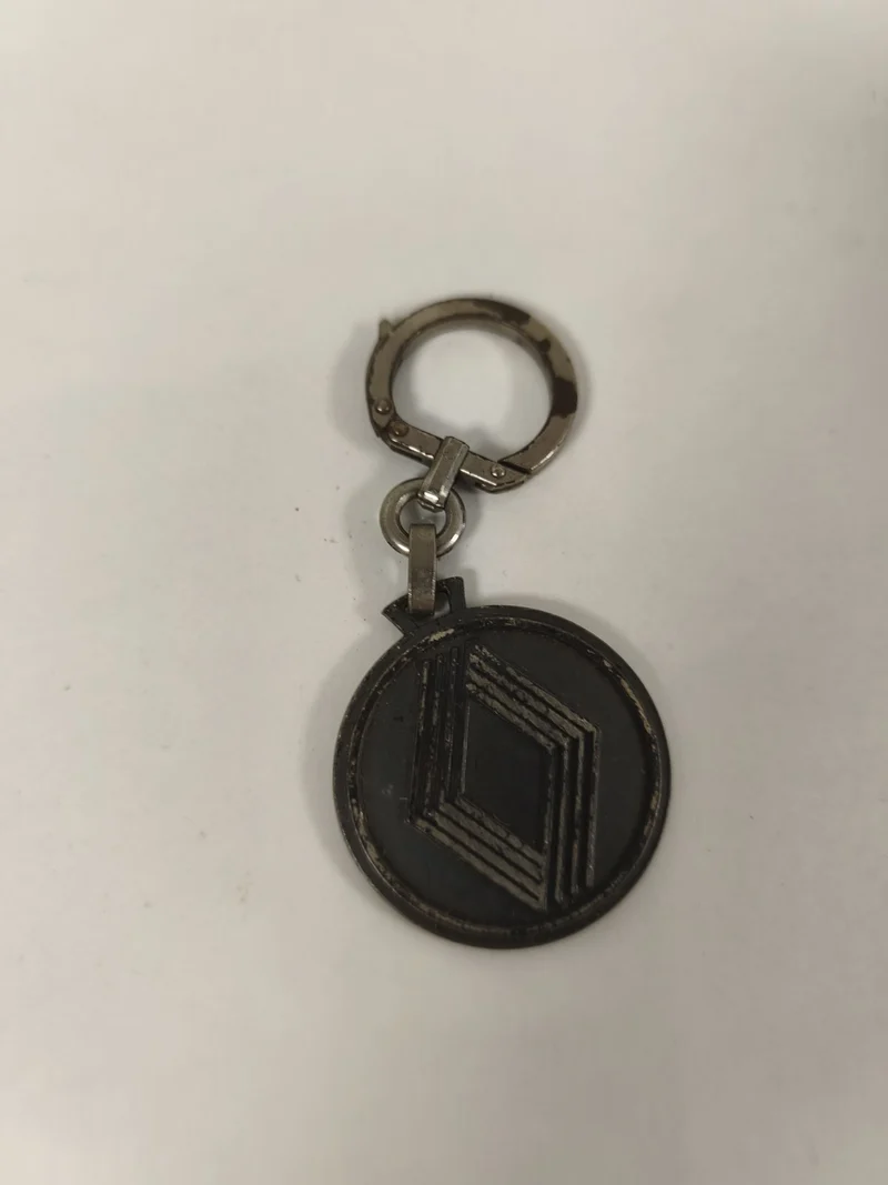 Ancien porte-clés vintage logo losange noir métal collection automobile rétro