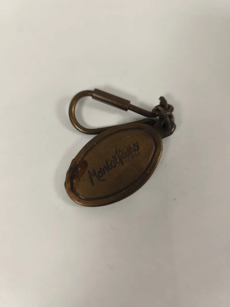 Ancien porte-clés ovale métal patiné Monopole France collection vintage
