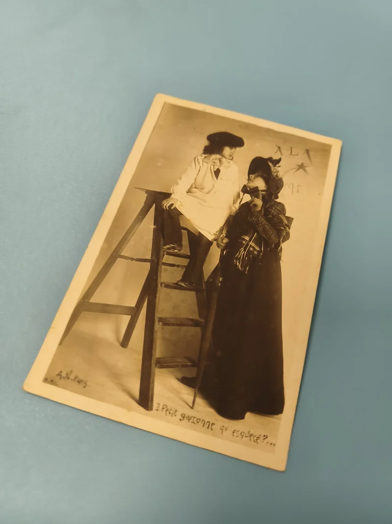 Carte postale ancienne CPA ? Enfant et femme, escalier, photo rétro sépia