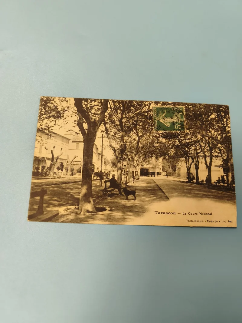 Carte postale ancienne Tarascon Le Cours National, timbre vert, vintage