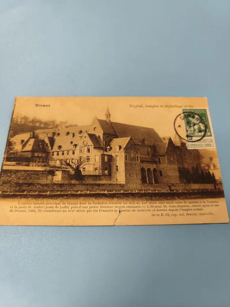 Carte postale ancienne CPA Dinant Hôpital Hospice Orphelinat édifice timbrée