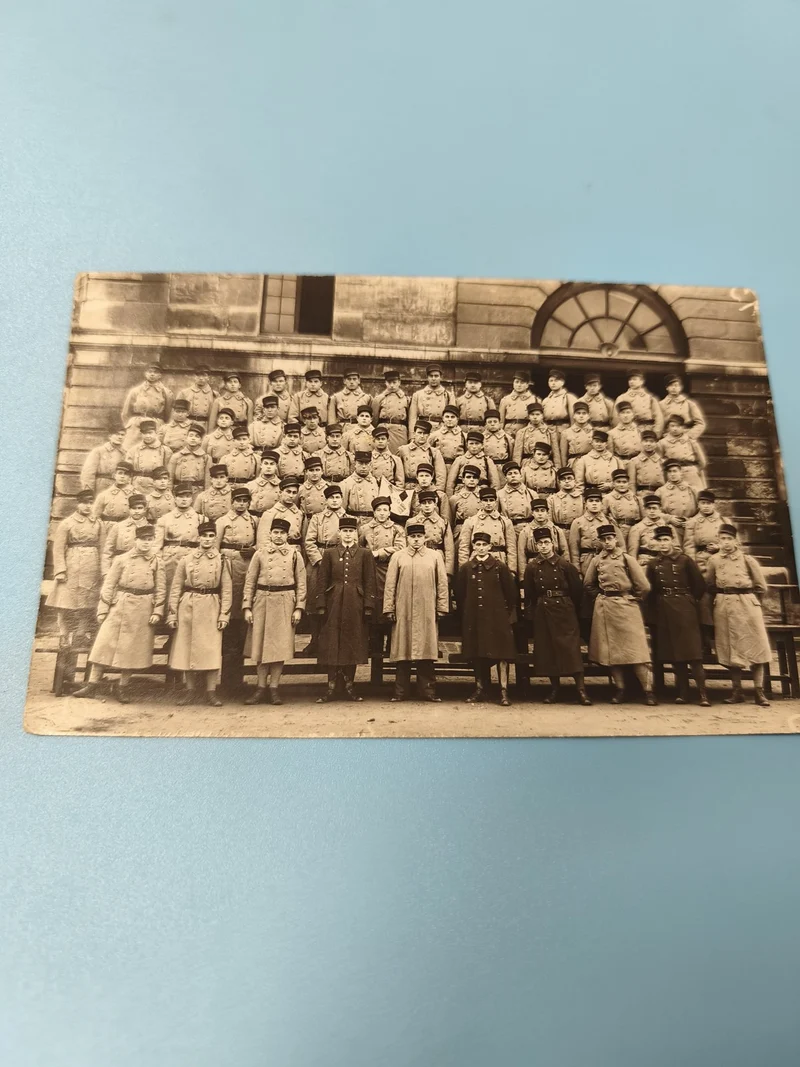 Carte postale ancienne CPA groupe militaire uniforme ? photo noir et blanc colle
