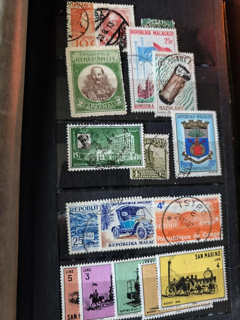 Lot anciens timbres vintage à trier ? divers pays, couleurs et motifs variés