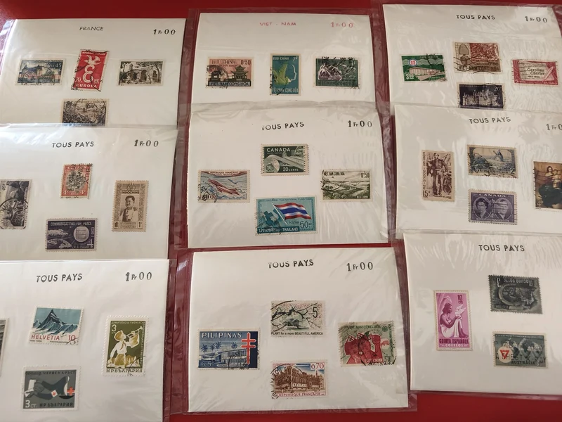 Lot ancien de timbres vintage internationaux ? Philatélie, vrac multicolore