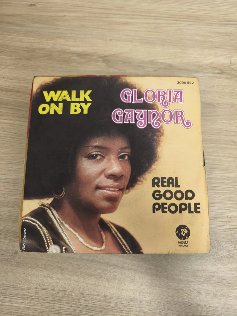 Vinyle 45T Gloria Gaynor Walk On By / Real Good People pochette jaune MGM