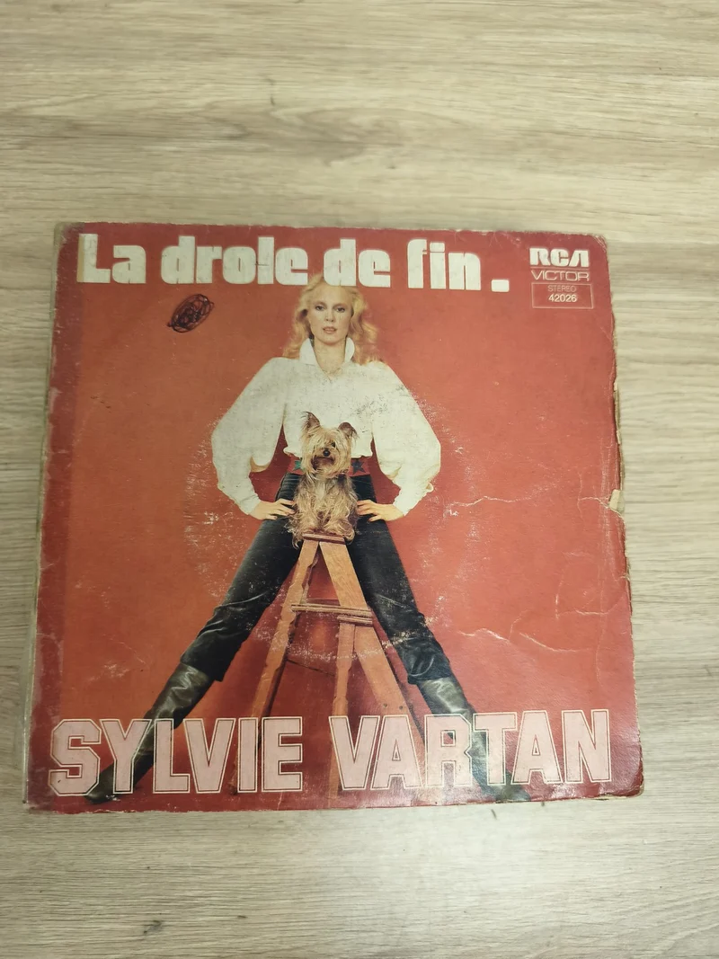 Vinyle 45T Sylvie Vartan La drôle de fin RCA pochette rouge visuel chien