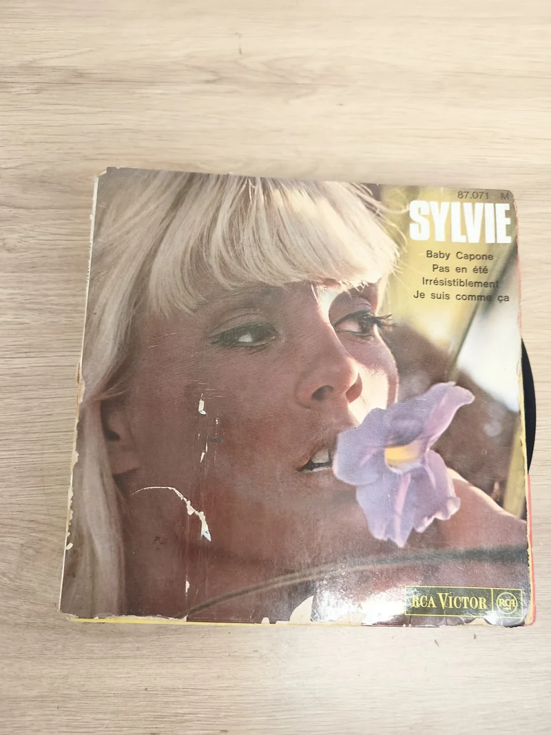 Vinyle 45 tours SYLVIE RCA Victor pochette fleur titres Baby Capone Pas en été