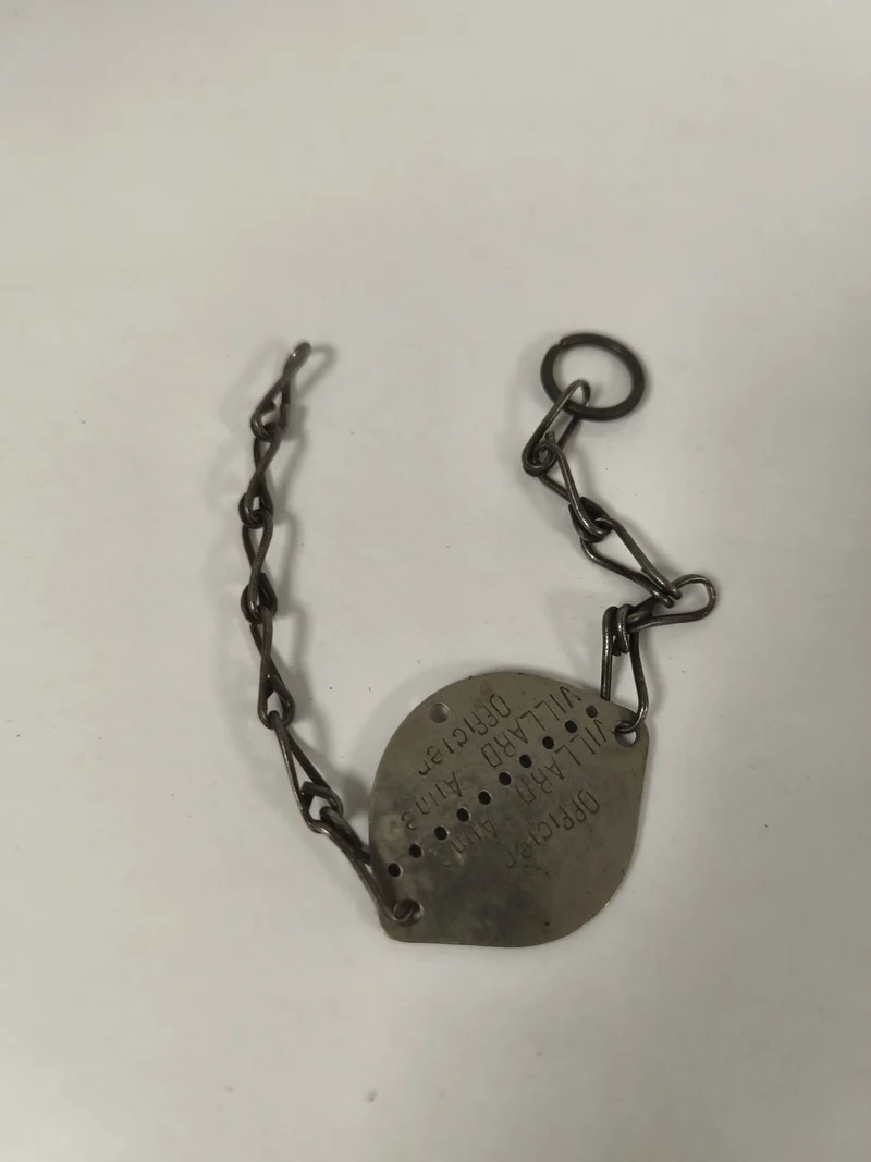 Ancienne plaque d'identité militaire française avec chaîne, vintage collection