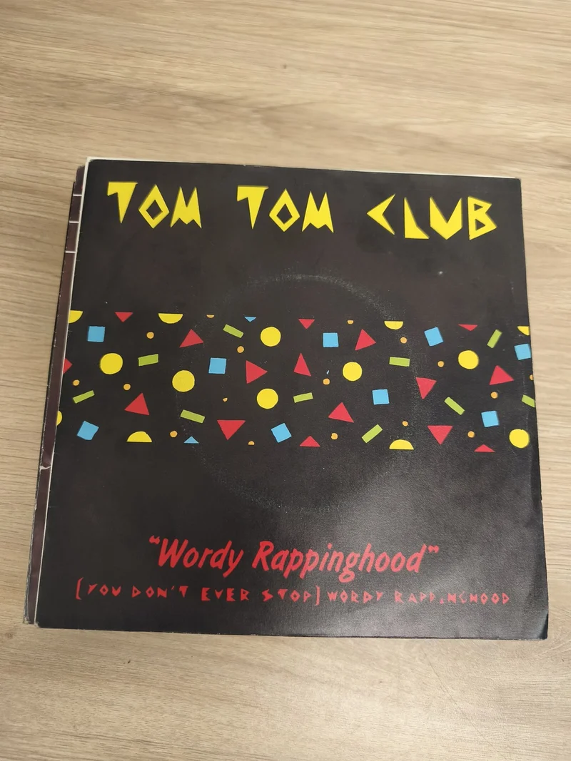 Vinyle 45 tours Tom Tom Club Wordy Rappinghood pochette noire motifs colorés