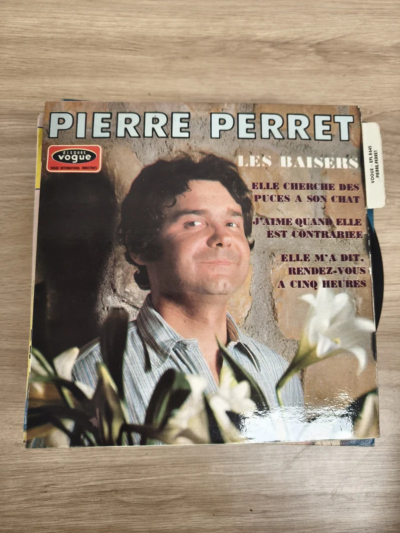 Vinyle 45 tours Pierre Perret Les Baisers Disques Vogue pochette fleurs