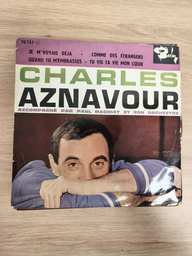 Vinyle 45 tours Charles Aznavour Paul Mauriat ? Pochette couleur, 4 titres Barcl