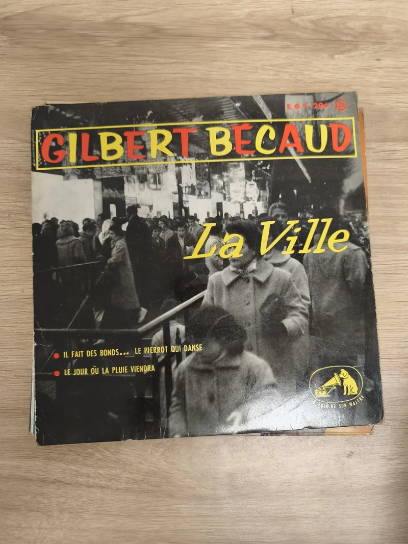 Vinyle 45T Gilbert Bécaud La Ville pochette illustrée noir et jaune