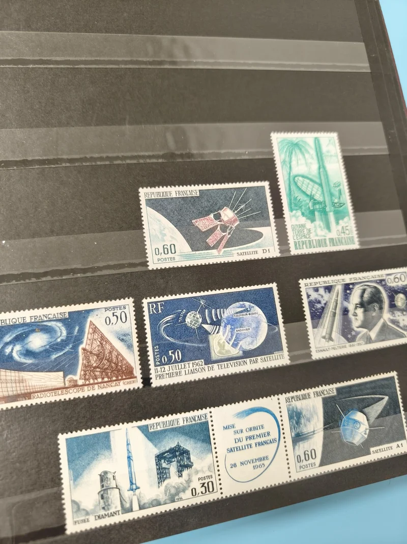 Lot anciens timbres oblitérés France espace fusées satellites collection vintage