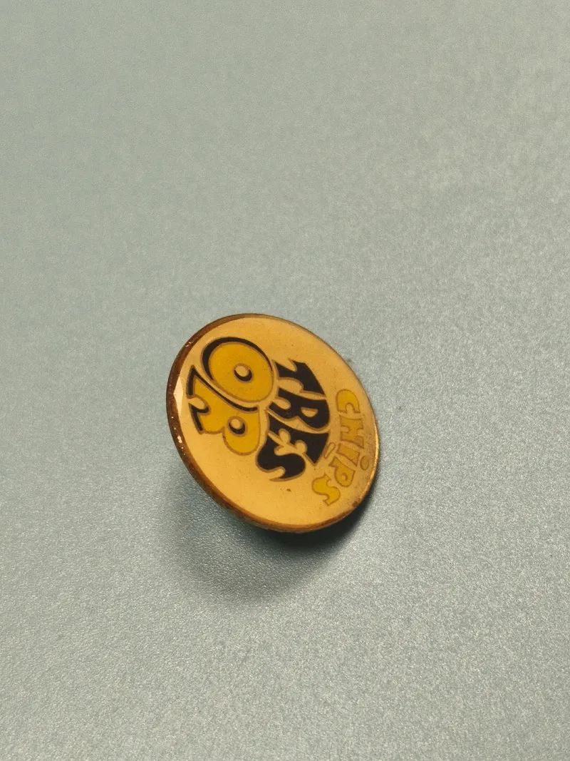 Vintage pin's publicitaire CHIPS TRÉSOR jaune collection rétro (Ref 1)