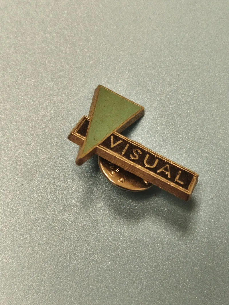 Vintage pin's VISUAL triangle émaillé vert doré badge ancien collection (Ref 1)