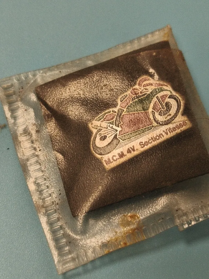 Pin's vintage moto MCM 4V section vitesse ancien, emballage d'origine