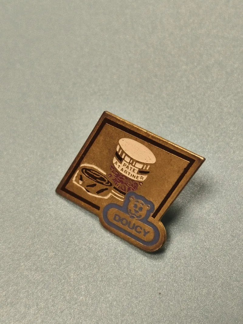 Vintage pin's carré Doucy ours bleu, publicité pâte à tartiner collection