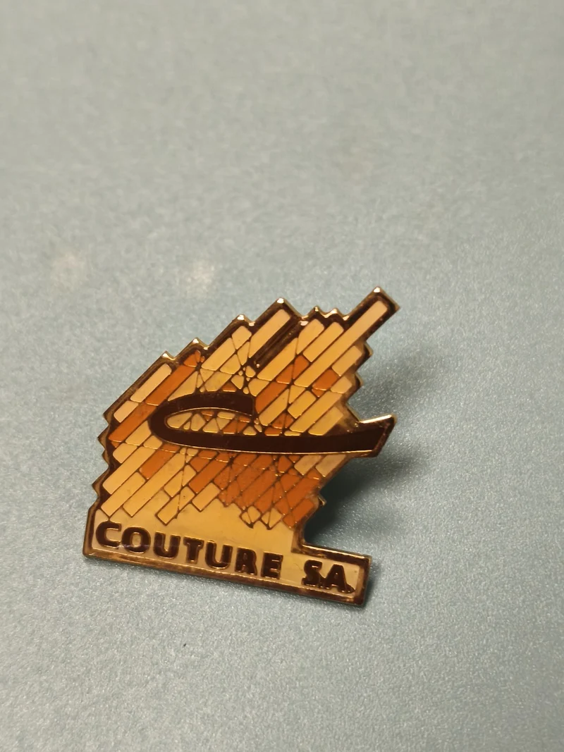 Vintage pin's Couture SA jaune logo couture rétro ancien collection