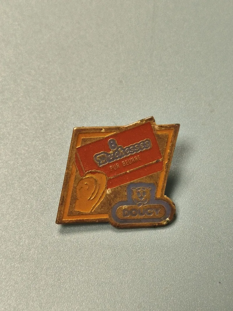 Vintage pin's publicitaire Doucy fromage, émaillé, collection années 80-90