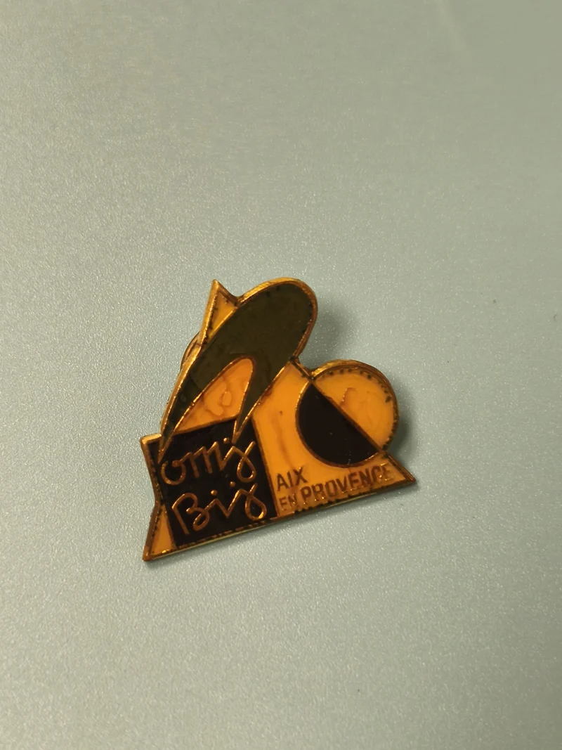 Vintage pin's émaillé Aix-en-Provence jaune noir, collection rétro (Ref 1)