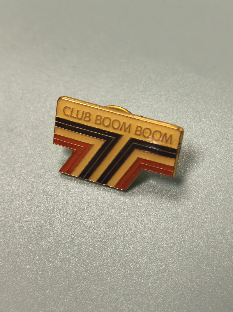Vintage pin's Club Boom Boom géométrique émaillé, motif années 80, collection