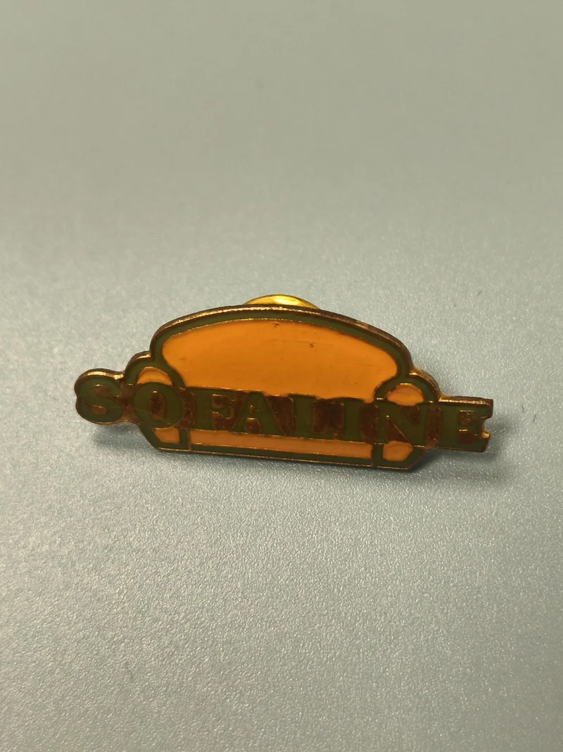 Vintage pin's SOFALINE jaune forme canapé déco rétro collection (Ref 1)