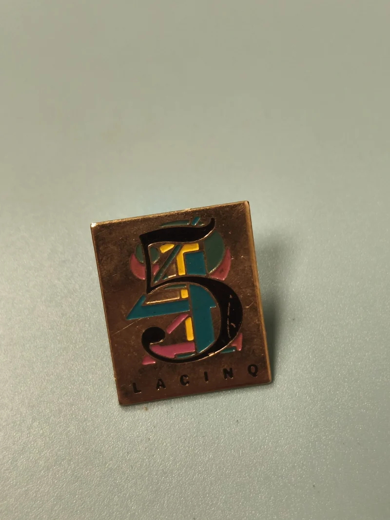 Pin's vintage carré LACINQ multicolore design graphique rétro collection