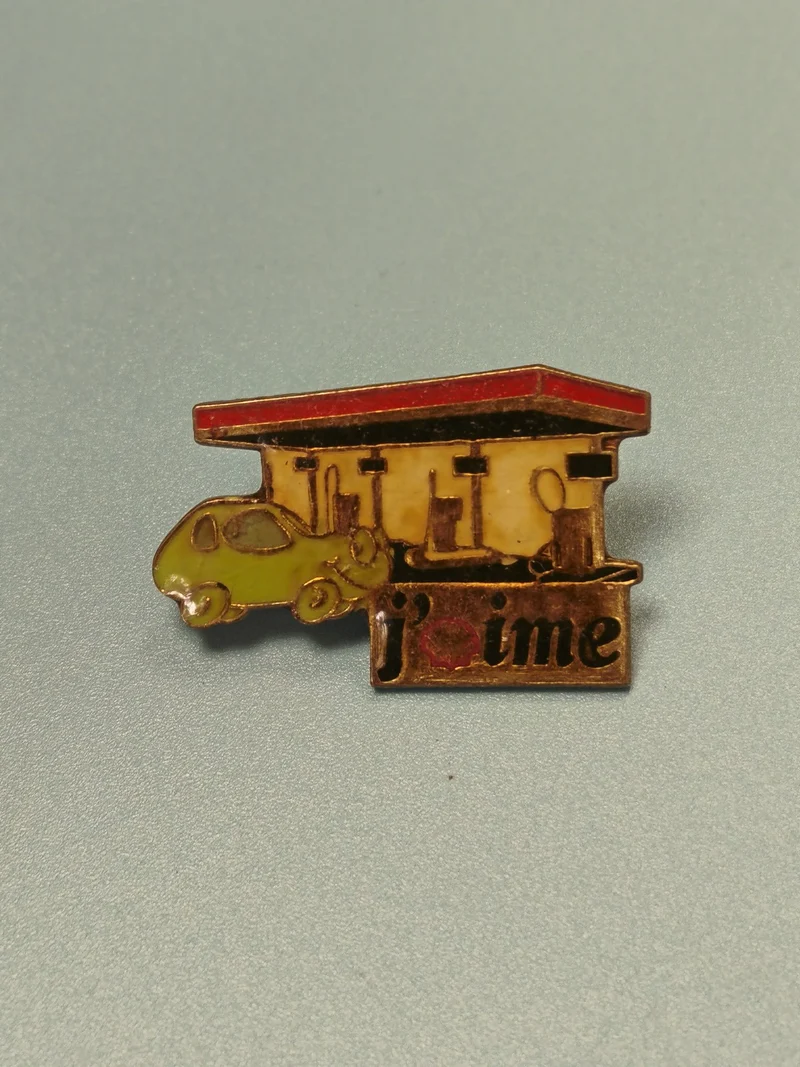 Pin's vintage Shell station essence, voiture verte, collection ancienne (Ref 1)