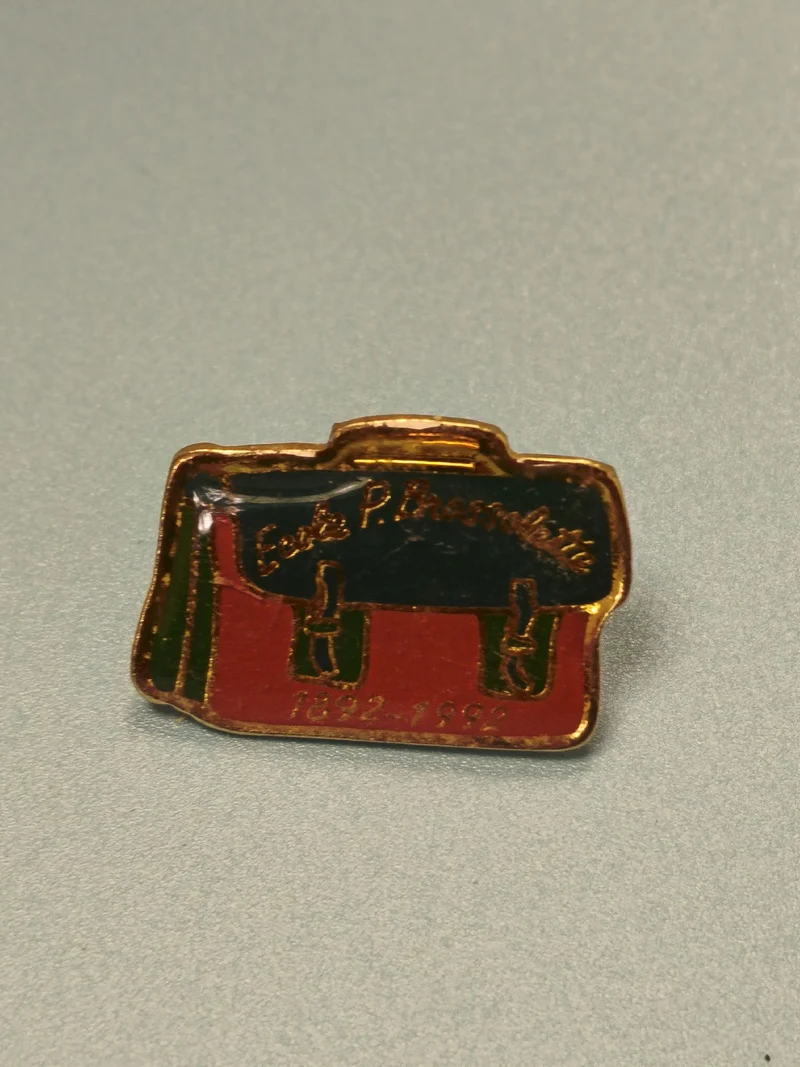 Vintage pin's école cartable émaillé rouge noir, souvenir scolaire, collection