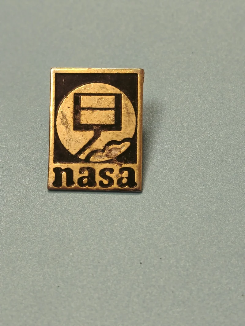 Vintage pin's NASA rectangulaire doré logo ancien collection spatiale