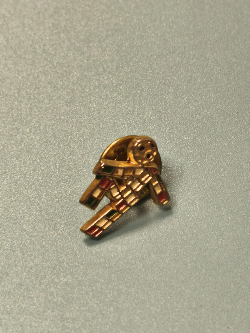 Vintage pin's football joueur doré émaillé ancien collection sport rétro
