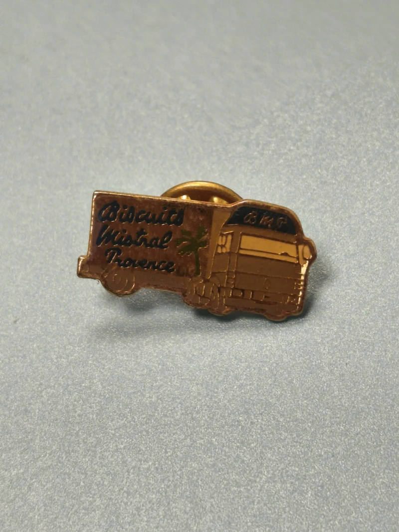 Pin's vintage Biscuits Mistral Provence camion doré collection publicitaire