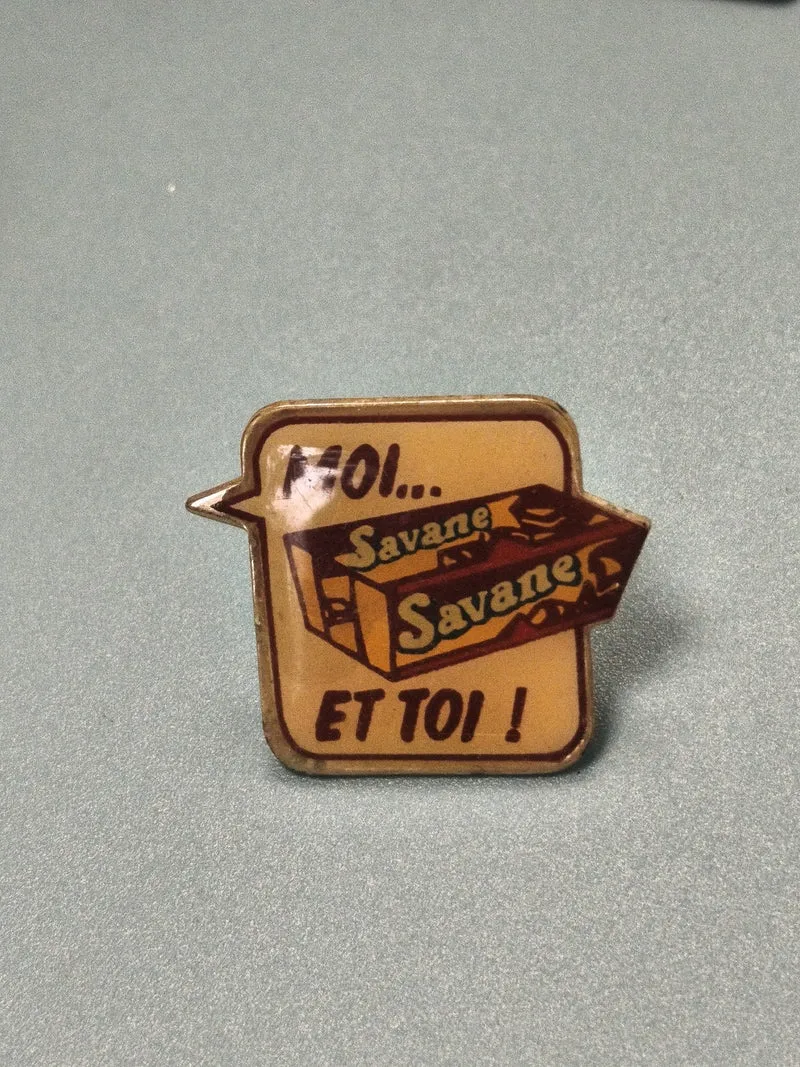 Vintage pin's Savane gâteau publicitaire ancien, badge carré jaune marron