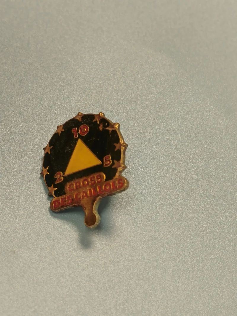 Vintage pin's Cross des Caillols étoilé triangle jaune ancien sport course